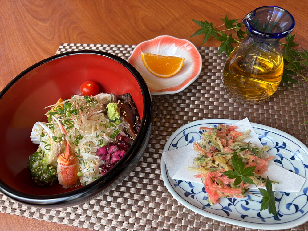 冷やし稲庭うどん(紅しょうがかき揚げ付き)