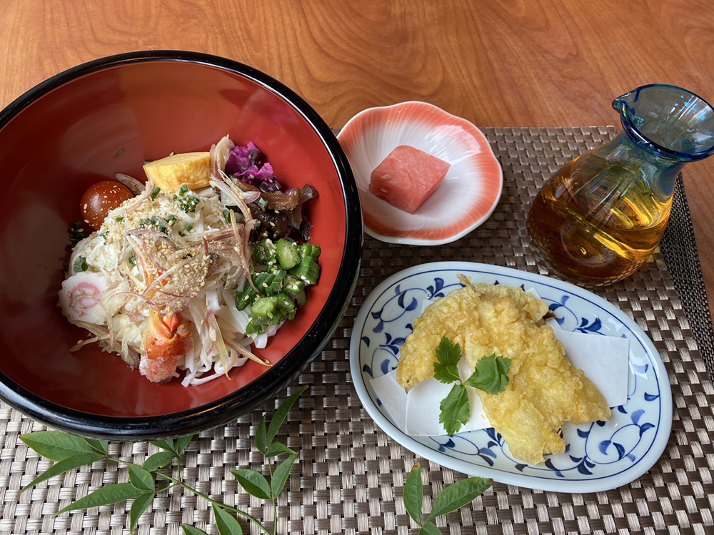 冷やし稲庭うどん(紅しょうがかき揚げ付き)